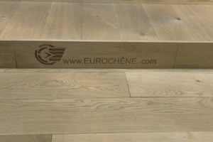 Oak floorings with sound knots